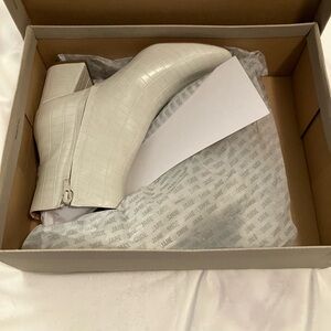 NWOT: JANE AND THE SHOE IRIS Ankle Boots in White